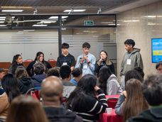 Un grupo de adolescentes habla durante la consulta nacional sobre entornos digitales e IA realizada en el anexo del Palacio Legislativo el 3 de setiembre de 2026.