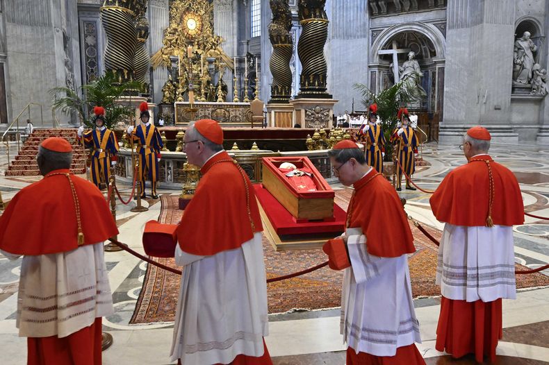 El féretro del papa Francisco llega a la basílica de San Pedro