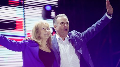 Carolina Cosse y Yamandú Orsi, durante el cierre de campaña del Frente Amplio en 2024.&nbsp;