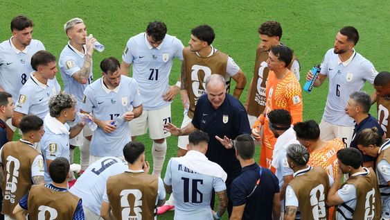 El entrenador de Uruguay, Marcelo Bielsa, les habla a sus futbolistas durante una pausa de hidratación en el partido contra Arabia Saudita, por el grupo H del Mundial 2026.