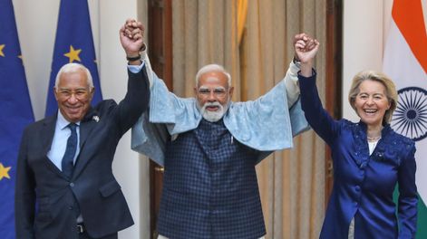 La presidenta de la Comisión Europea, Ursula von der Leyen (d), y el presidente del Consejo Europeo, Antonio Luis Santos da Costa (i), posan con el primer ministro indio, Narendra Modi (c), antes de una reunión en Hyderabad House, Nueva Delhi, India, este martes.