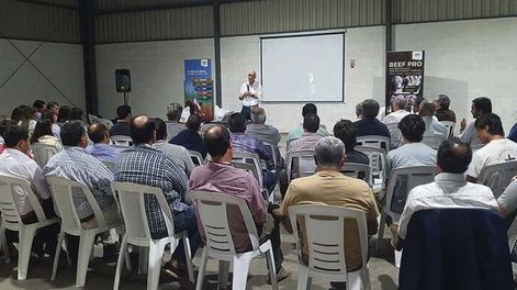 El director de Barraca Erro, Jorge Erro, con productores en Tacuarembó