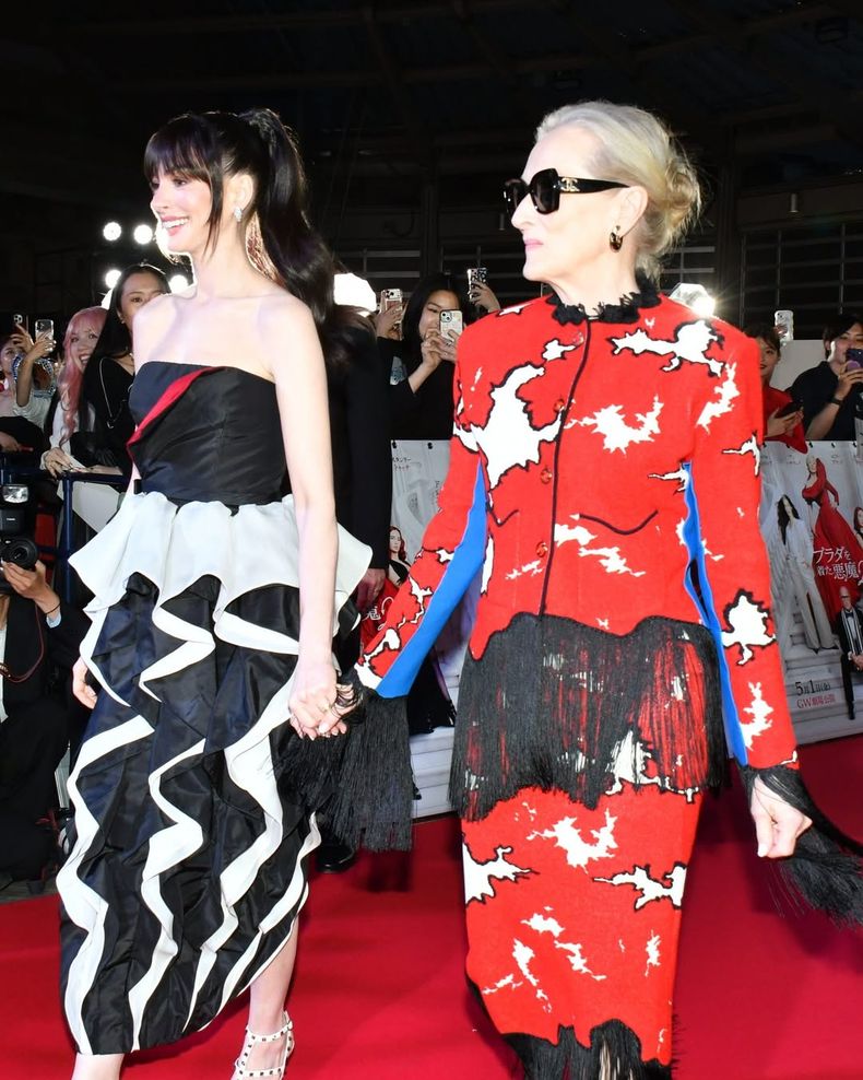 Hathaway y Streep también presentaron la película en Tokio, donde posaron de la mano en la alfombra roja y deslumbraron con sus extravagantes atuendos.