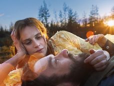 Sueños de trenes se estrenó recientemente en salas; tiene 4 nominaciones al Oscar que incluyen Mejor película, Mejor guion adaptado y Mejor fotografía. Sueños de trenes se estrenó recientemente en salas; tiene 4 nominaciones al Oscar que incluyen Mejor película, Mejor guion adaptado y Mejor fotografía.