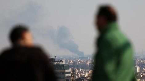 Se observa humo tras un ataque aéreo en el centro de Teherán, Irán, el 1 de abril de 2026. Una operación militar conjunta israelí-estadounidense, iniciada el 28 de febrero, continúa atacando múltiples objetivos en todo Irán.