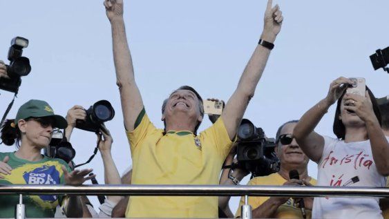 El expresidente brasileño (2019-2022), Jair Bolsonaro, saluda a sus simpatizantes durante una marcha para exigir amnistía para las personas condenadas por una fallida insurrección de derecha el 8 de enero de 2023 en Brasilia, Brasil, el 7 de mayo de 2025