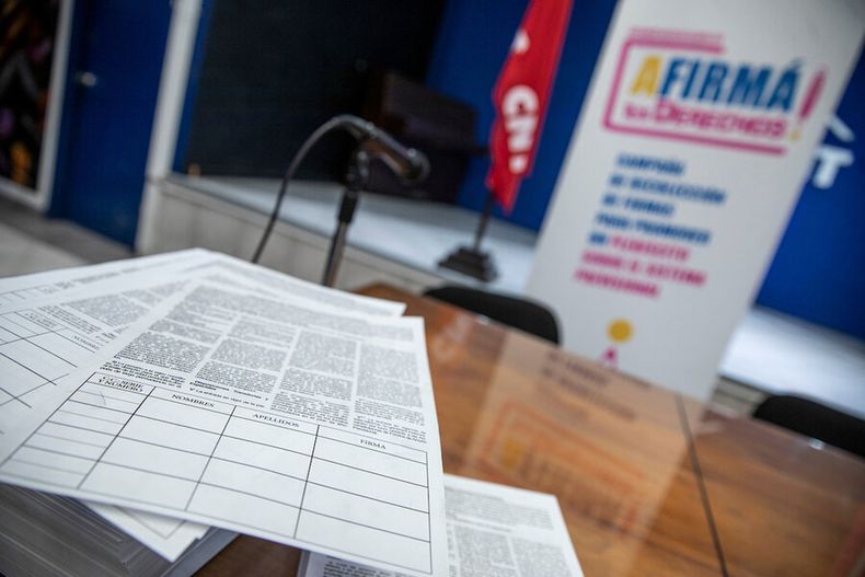 Lanzamiento de campaña de recolección de firmas para promover un plebiscito sobre seguridad social en la sede del PIT-CNT. Foto: Mauricio Zina / adhocFOTOS
