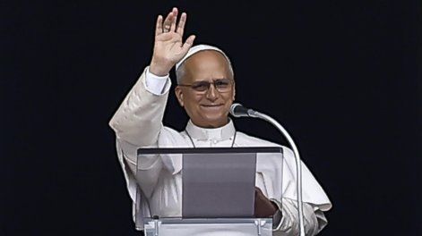 El papa León XIV dirige el rezo del Ángelus desde la ventana de su despacho con vistas a la plaza de San Pedro, al día siguiente de recibir el alta del Hospital Universitario Agostino Gemelli, donde había estado ingresado para someterse a una intervención quirúrgica; Ciudad del Vaticano, 18 de octubre de 2026.