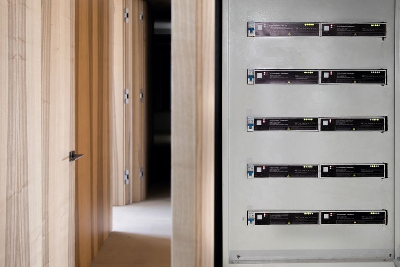 Tablero con componentes electrónicos que permiten controlar distintos sistemas como luces, cortina, temperatura, apertura de puertas, entre otros. Foto: Mauricio Rodríguez