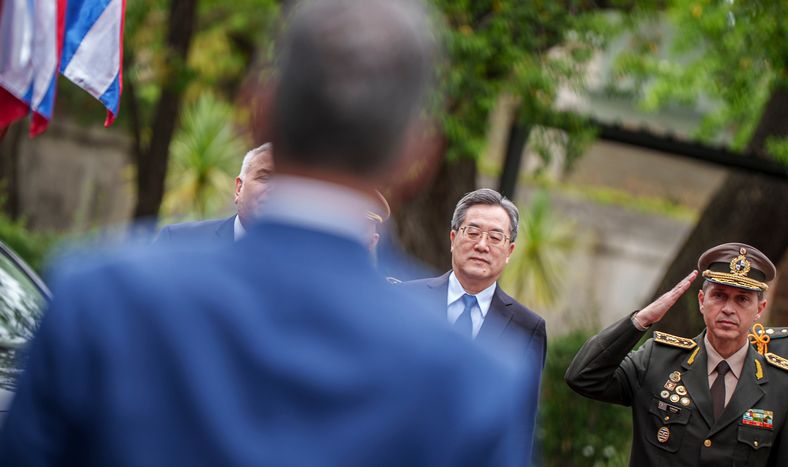 Yamandú Orsi, de espaldas, recibe a Ding Xuexiang, viceprimer ministro de China, durante su visita a Uruguay en noviembre de 2025.&nbsp;