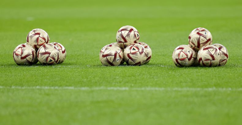 En la última edición, en Catar 2022, se utilizaron dos pelotas, Al Rihla y Al Hilm; esta última se usó para los cuatro últimos partidos, incluida la final.