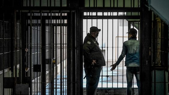 Un policía dialoga con un recluso en una imagen de 2024 en el módulo 11 de la cárcel de Santiago Vázquez, el antiguo Comcar Un policía dialoga con un recluso en una imagen de 2024 en el módulo 11 de la cárcel de Santiago Vázquez, el antiguo Comcar