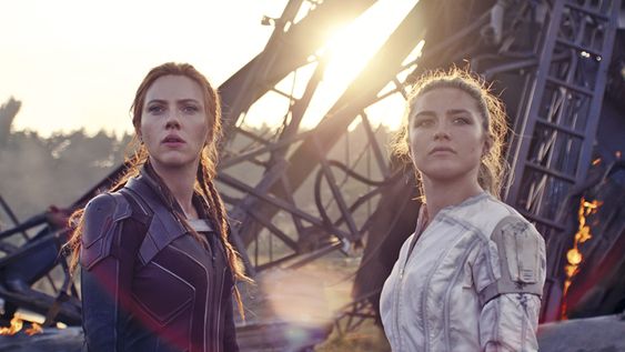 Scarlett Johansson y Florence Pugh interpretan a Natasha y Yelena, hermanas en la ficción. Scarlett Johansson y Florence Pugh interpretan a Natasha y Yelena, hermanas en la ficción.