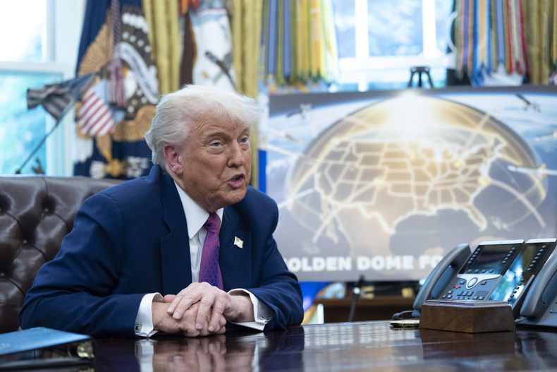 Donald Trump anuncia que ha seleccionado el camino a seguir para su ambicioso escudo de defensa antimisiles Golden Dome, en la Oficina Oval de la Casa Blanca en Washington