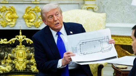 El presidente estadounidense, Donald J. Trump, sostiene una maqueta del nuevo Salón de Baile de la Casa Blanca