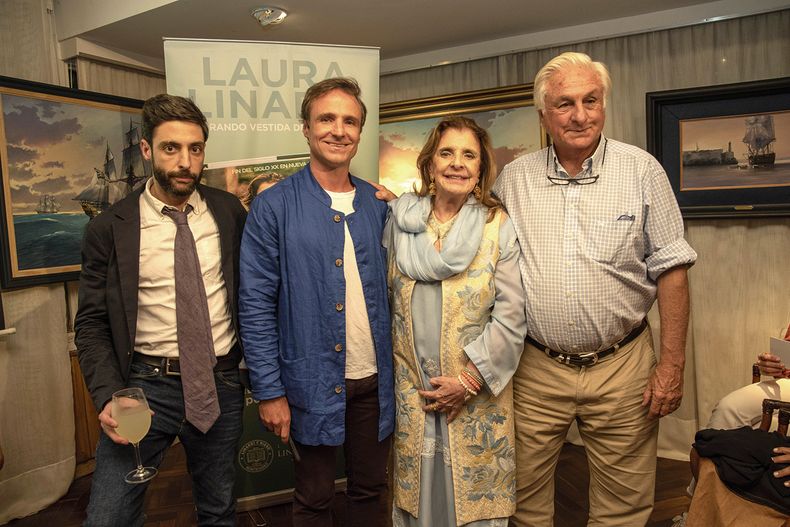 Asis, Borja y Laura Linardi, la autora de Llorando vestida de Valentino, con Roberto Canessa