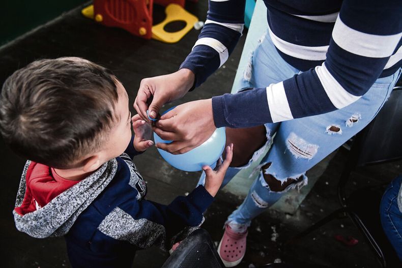 Una mujer junto a su hijo: los hogares monoparentales mejoraron su bienestar económico menos que los biparentales. Foto: Javier Calvelo / adhocFOTOS
