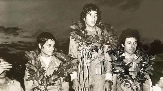 Podio en San José, 1977: Primero, Ayrton Senna; segundo, Jorge Soler; y tercero, Walter Travagliani. Podio en San José, 1977: Primero, Ayrton Senna; segundo, Jorge Soler; y tercero, Walter Travagliani.