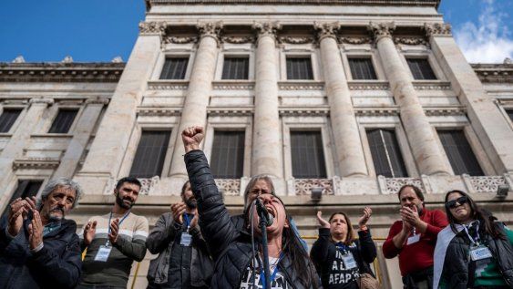 Promotores del plebiscito durante la jornada en que entregaron las firmas recolectadas al Parlamento Promotores del plebiscito durante la jornada en que entregaron las firmas recolectadas al Parlamento