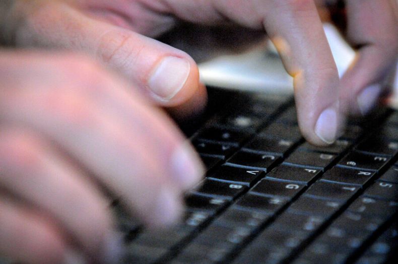 Una persona utilizando una computadora