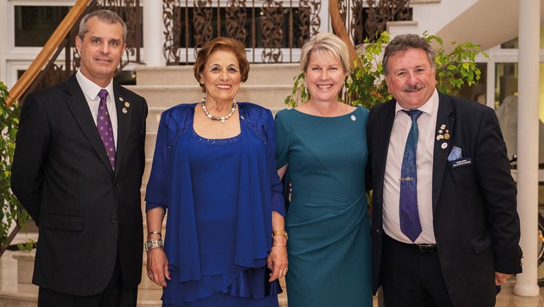 De Rotary: gobernador entrante en próximo pedido José Garchitorena, gobernadora nominada Nora Piñón, presidenta Rotary International 2022–2023 Jennifer Jones y gobernador Rotary Uruguay 2022-2023 Edgardo Gargano
