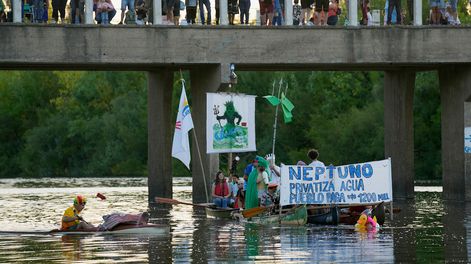 Protesta contra el Proyecto Neptuno en el Carnaval Veneciano en el Río Santa Lucía en 2023.&nbsp;