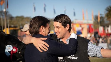 El presidente de la República, Luis Lacalle Pou, felicitó al criador Rodrigo Fernández en la Expo Prado