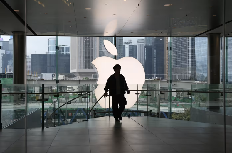 Un cliente camina por una tienda Apple en Hong Kong.