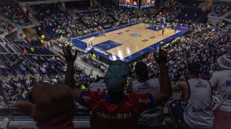 Hinchas de Nacional durante la última final de la Liga Uruguaya de Básquetbol, disputada ante Aguada en el Antel Arena