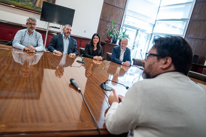 Mario Bergara junto a Justo Onandi, Viviana Repetto y Germán Benítez, durante una reunión de transición con el intendente Mauricio Zunino