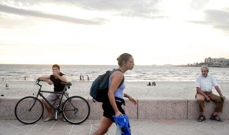 Gente en la playa Ramírez.&nbsp;