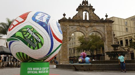 Un Mundial que se disputará en 16 ciudades de México, Estados Unidos y Canadá, entre ellas Guadalajara, donde se expone este balón gigante.