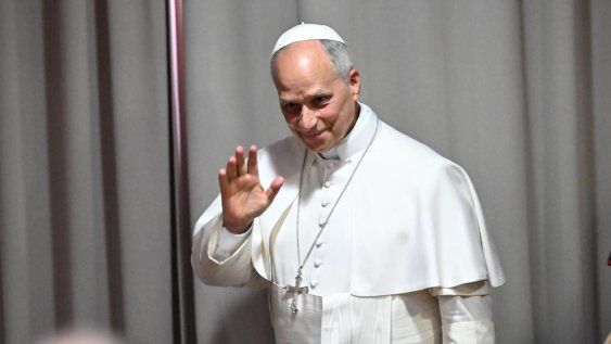 El papa León XIV saluda a los participantes al finalizar la presentación de su primera encíclica, Magnifica humanitas, en la Ciudad del Vaticano, el 25 de mayo de 2026.