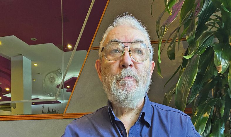 Carlos Píriz muestra un modelo en papel de un micrófono de su creación. Foto: Javier Alfonso