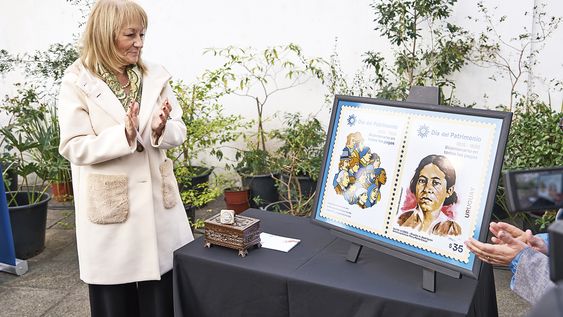 La presidenta interina de la República Carolina Cosse con el sello creado para la 31° edición del Fin de Semana del Patrimonio.