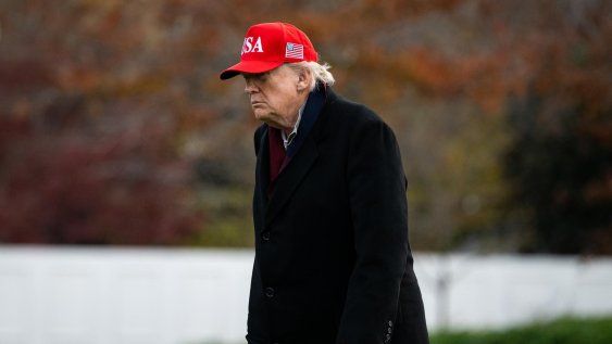 El presidente de Estados Unidos, Donald Trump, camina por el jardín sur de la Casa Blanca tras llegar en el Marine One, en Washington, el 22 de noviembre de 2025.&nbsp;