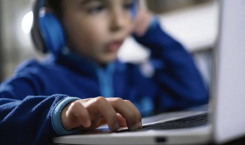 Niño con una computadora del Plan Ceibal. Foto: Pablo Vignali / adhocFOTOS