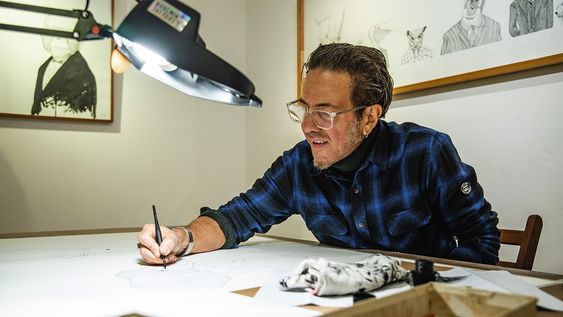 Pedro Dalton dibujó en vivo con tinta china.