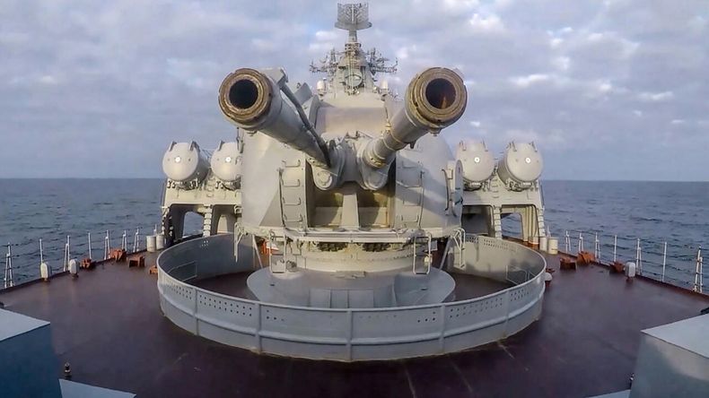 Torreta de un buque ruso durante unas maniobras navales en el mar Negro, frente al puerto de Sebastopol, en Crimea.