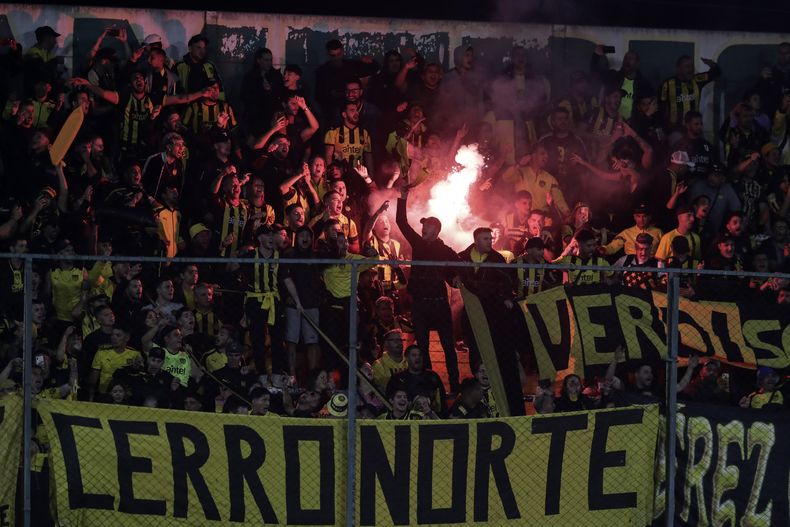 Según la Policía, Suárez ganó peso en Peñarol a través de un grupo de hinchas con origen en el Cerro