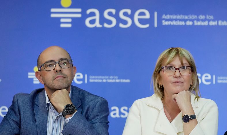 Álvaro Danza y Cristina Lustemberg durante la asunción del nuevo directorio de ASSE, en abril.