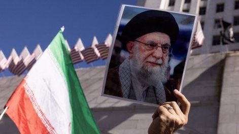 Manifestantes sostienen un retrato del líder supremo de Irán, el ayatolá Alí Jamenei, y una bandera iraní durante una protesta contra el ataque de Estados Unidos a Irán, frente al Ayuntamiento de Los Ángeles, California, el sábado 28 de febrero de 2026.
