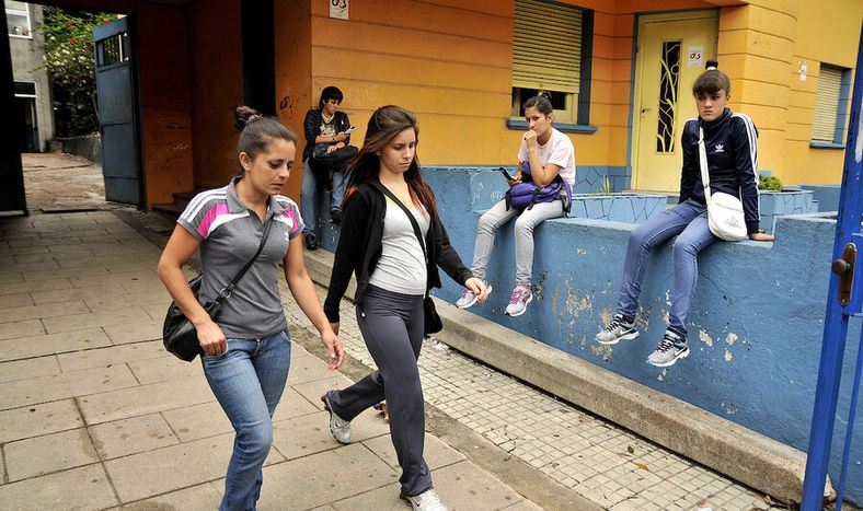 Jóvenes en un centro educativo.