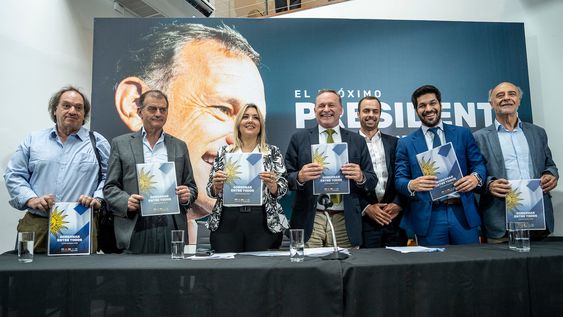 Presentación y firma del Compromiso país de la coalición republicana en el comando de campaña de Álvaro Delgado Presentación y firma del Compromiso país de la coalición republicana en el comando de campaña de Álvaro Delgado