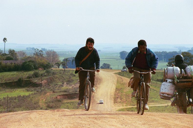 El baño del papa, una película de Enrique Fernández y César Charlone.