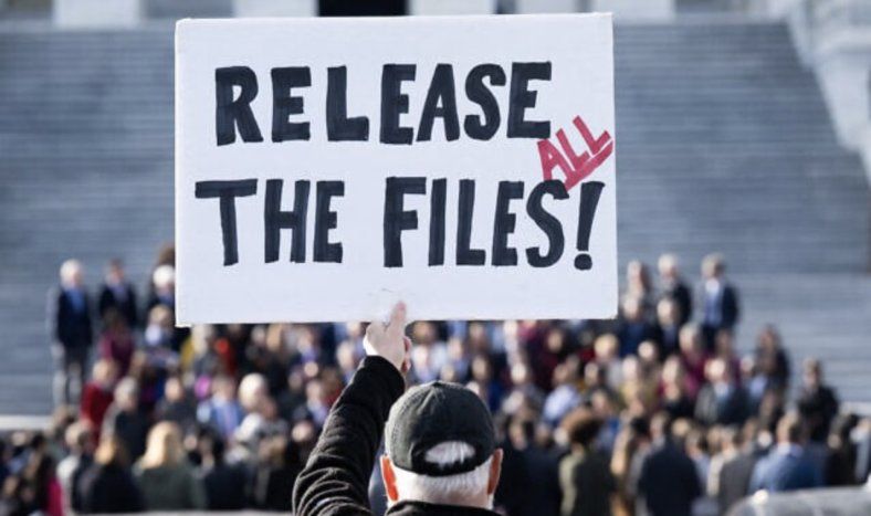 Un manifestante sostiene un cartel relacionado con la publicación de los archivos del caso Jeffrey Epstein frente al Capitolio de Estados Unidos.