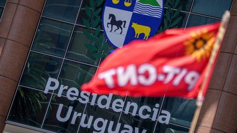 Bandera del PIT-CNT frente a la Torre Ejecutiva.