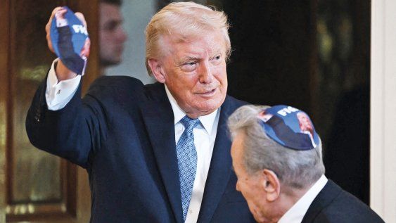 Durante la celebración se repartieron kipás con la figura de Trump con el puño levantado y la palabra fight (“pelea”). Durante la celebración se repartieron kipás con la figura de Trump con el puño levantado y la palabra fight (“pelea”).