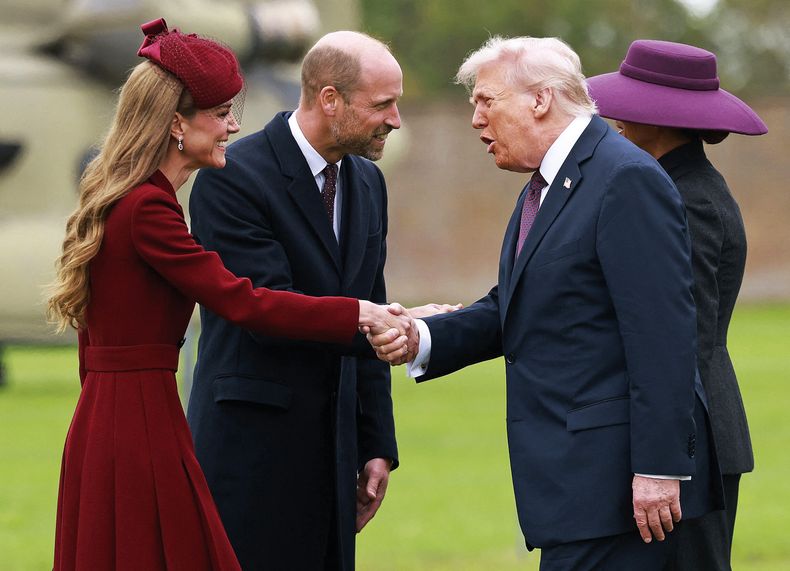 En el saludo oficial a los pr&iacute;ncipes de Gales, el presidente Donald Trump se salte&oacute; el protocolo y al estrechar la mano a Kate Middleton le dirigi&oacute; un piropo, considerado inapropiado. &ldquo;Eres hermosa&rdquo;, le dijo.