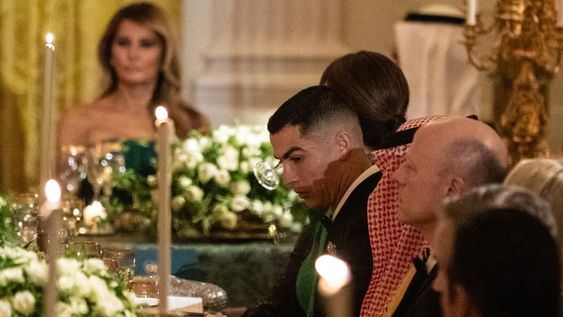 Ubicado en uno de los asientos cercanos a Trump y su esposa, Melania Trump, Cristiano Ronaldo recibió elogios durante el discurso del mandatario en plena cena. Ubicado en uno de los asientos cercanos a Trump y su esposa, Melania Trump, Cristiano Ronaldo recibió elogios durante el discurso del mandatario en plena cena.